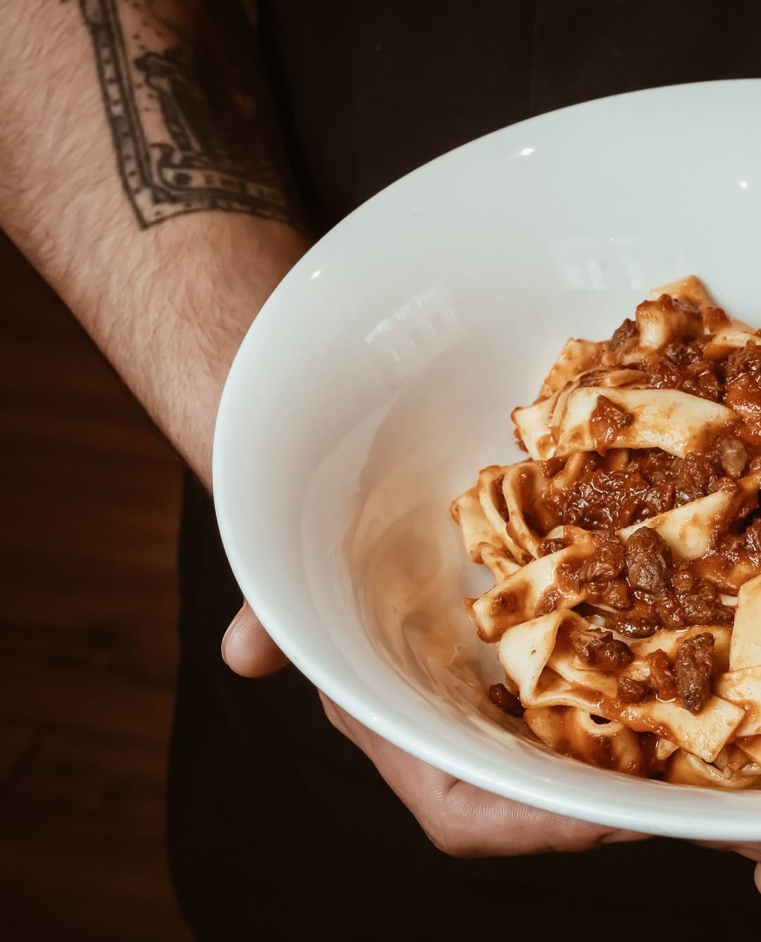 En Pagus, rendimos homenaje a los sabores intensos del centro de Italia con nuestras Pappardelle al Ragù di Cinghiale 🍝
