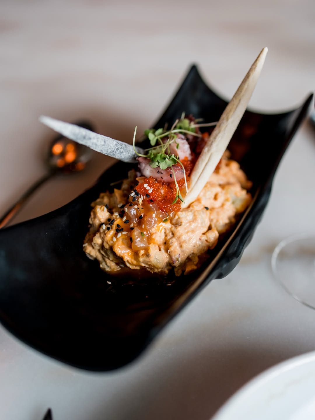 Sabores que nos llevan al sur.

Nuestra ensaladilla de pulpo, coronada con un tartar de atún, reúne la esencia de esas t