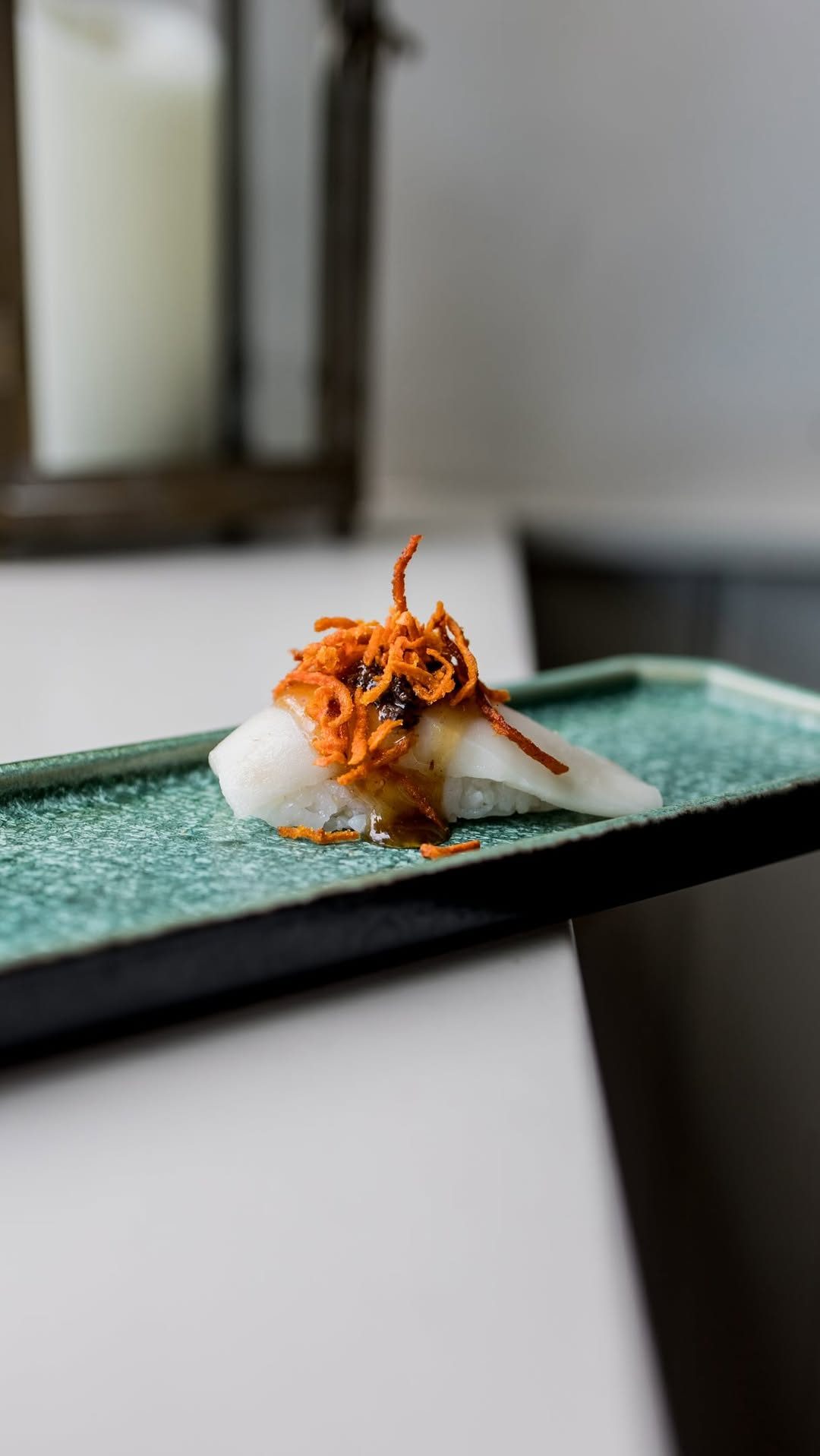 Obras de arte en las manos de @chef_fernandoruiz 🙌

Niguirando la tarde con este de pez mantequilla 🍣  con trufa y salsa