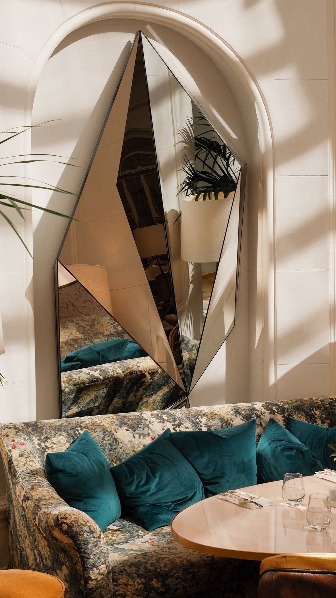 Las mañanas empiezan en Palm Court. Bajo la icónica cúpula de cristal, el desayuno marca el ritmo de conversaciones, lle