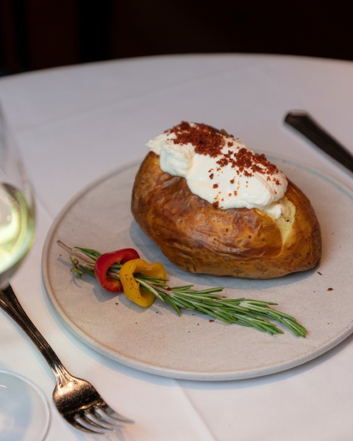 Patata asada con crema agria y bacon.