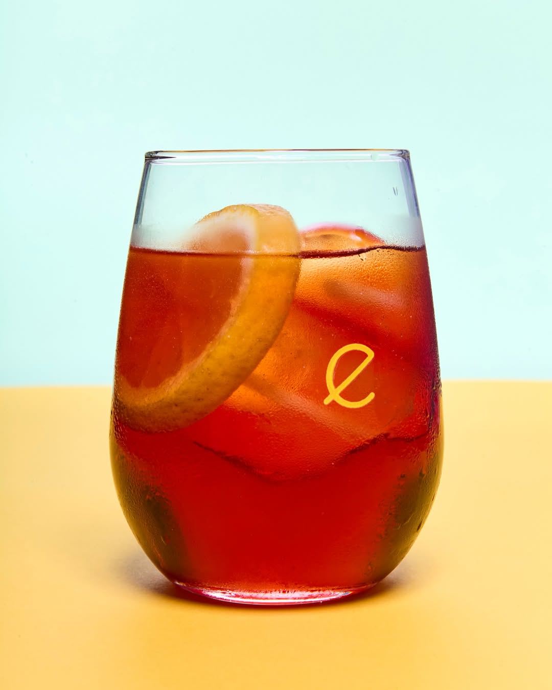 Amigos, es hora de un refresco ! El Cóctel Americano ya está en el menú de nuestro nuevo restaurante en Plaça de Raimund