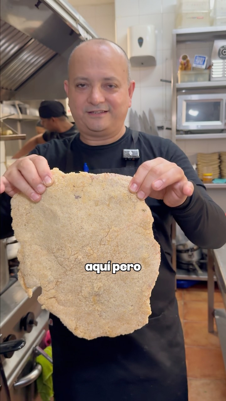 La chuleta Valluna es uno de los platos más pedidos por los clientes del restaurante colombiano Patacón Pisao, y ¿tú sab