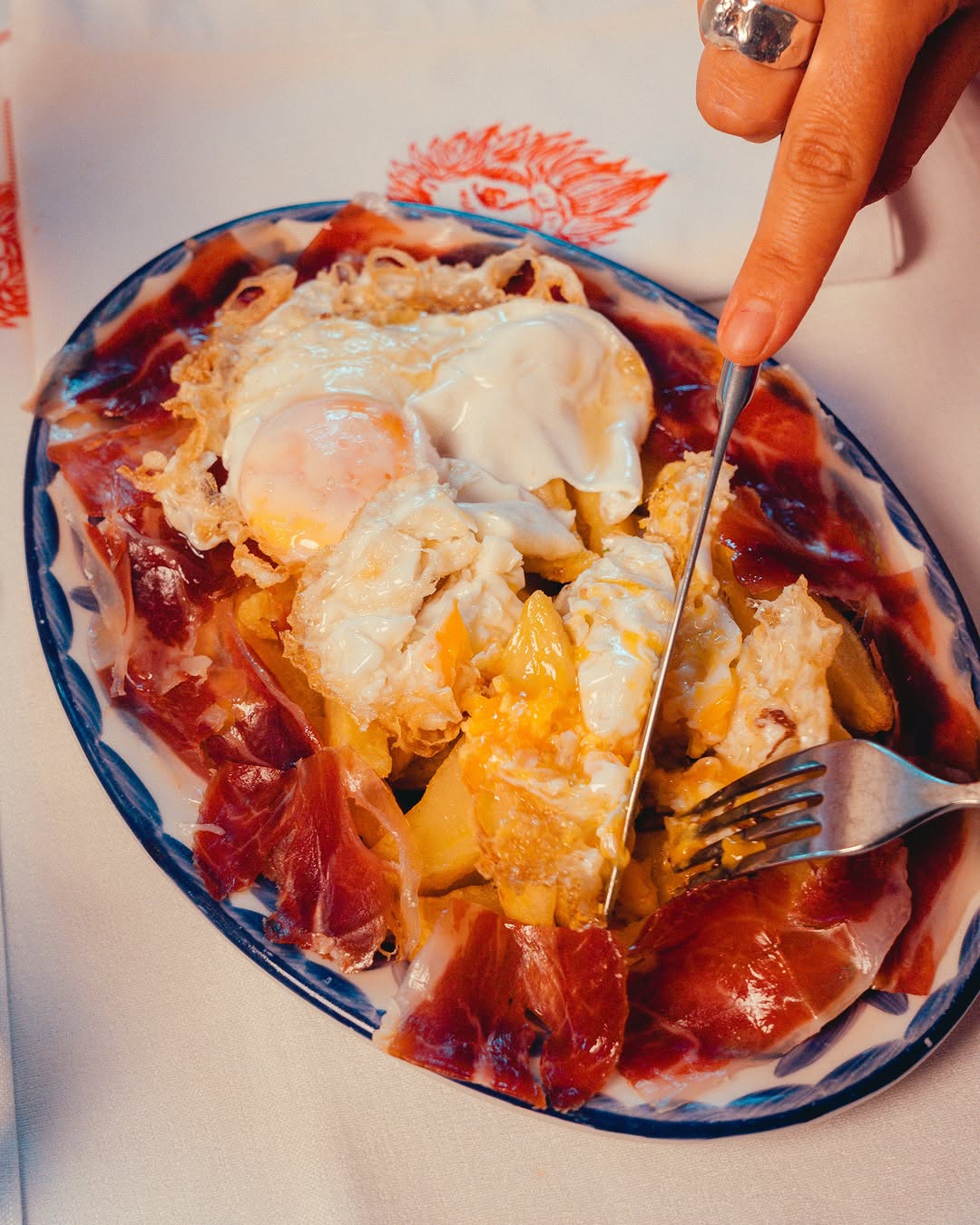 De Italia a Madrid: Huevos rotos con Jamón Ibérico y un Martini Bianco Spritz 🍸 Haz tu reserva y ven a disfrutar de sept