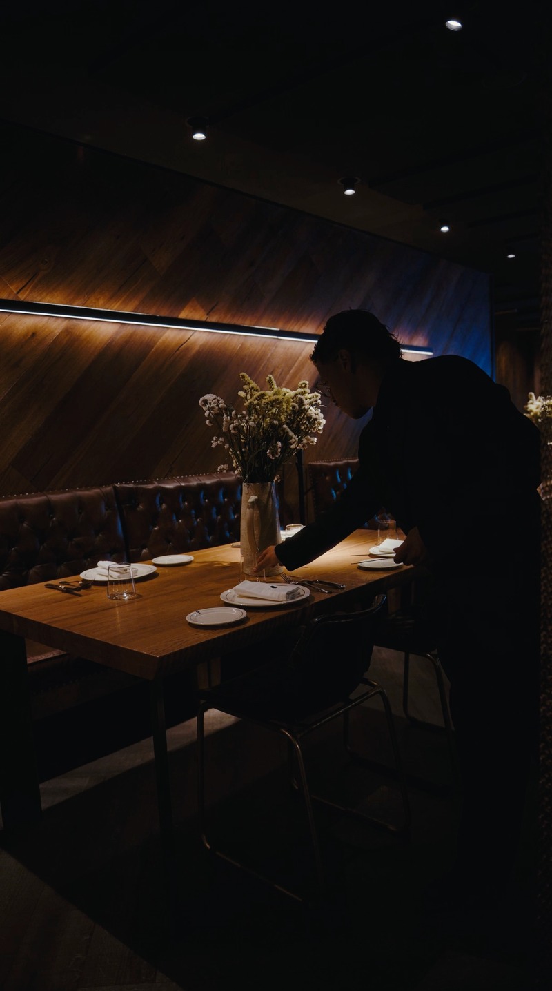 Todo empieza antes de que se abran las puertas.
Las mesas, cuidar los detalles y el último repaso al comedor .
Después,
