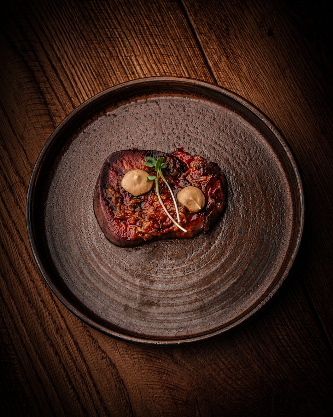 Charcutería artesana: Lengua de Wagyu Escarlata a la brasa.
Un corte que pasamos por la brasa y acompañamos con un esca