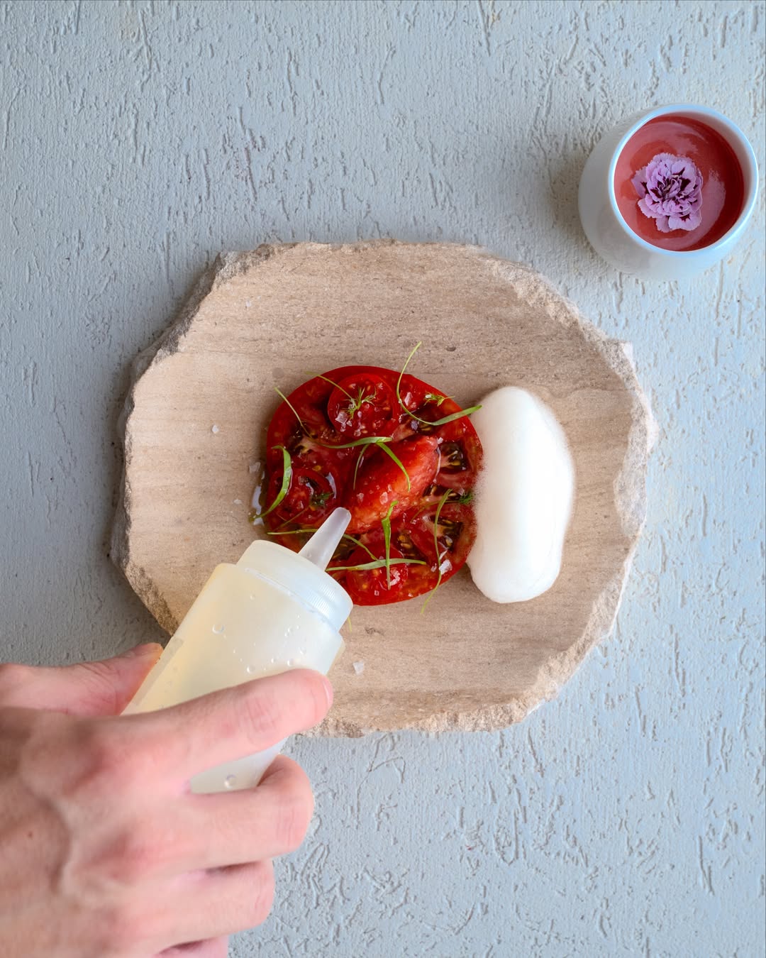 La flor de hinojo tiene un sabor anisado que se planta en la boca. La usamos cruda sobre el tomate, y también la convert