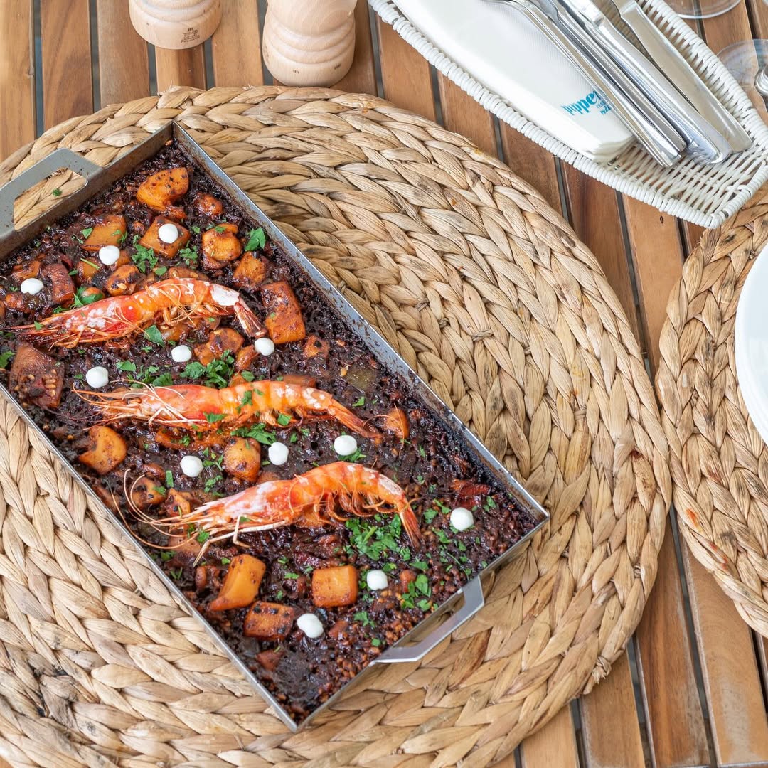 ¡Hola, hola! El domingo ya arrancó y por aquí estamos a full con la paellita y los pies en la orilla. 🦐🌴

¿Te apuntas?


