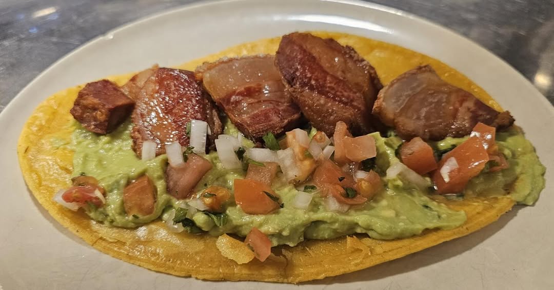 HUARACHE
Base tortilla de maíz acompañada con un delicioso guacamole , torreznos y pico de gallo
Ven y deléitate!
