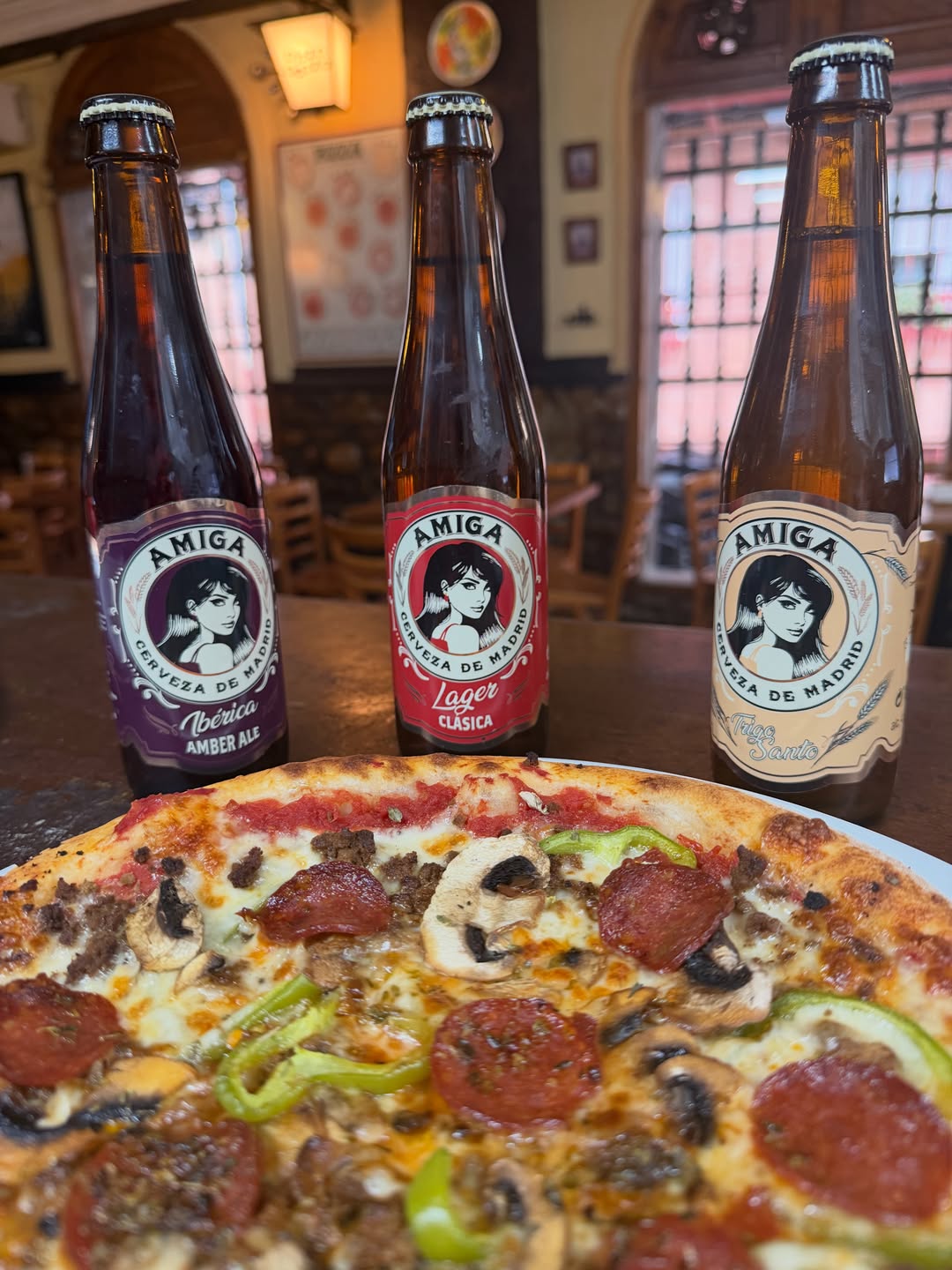 Tenemos unas amigas que os quieren conocer. ¿No os resultan familiares? @amigacervezaoficial #pizzapazza #pizzaybirra #p