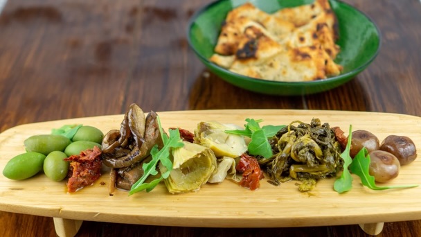 ✨ El picoteo que pide una buena mesa‼️

Nuestra tabla de antipasti vegetales con pan de pizza🍕 viene cargadita de cosas 