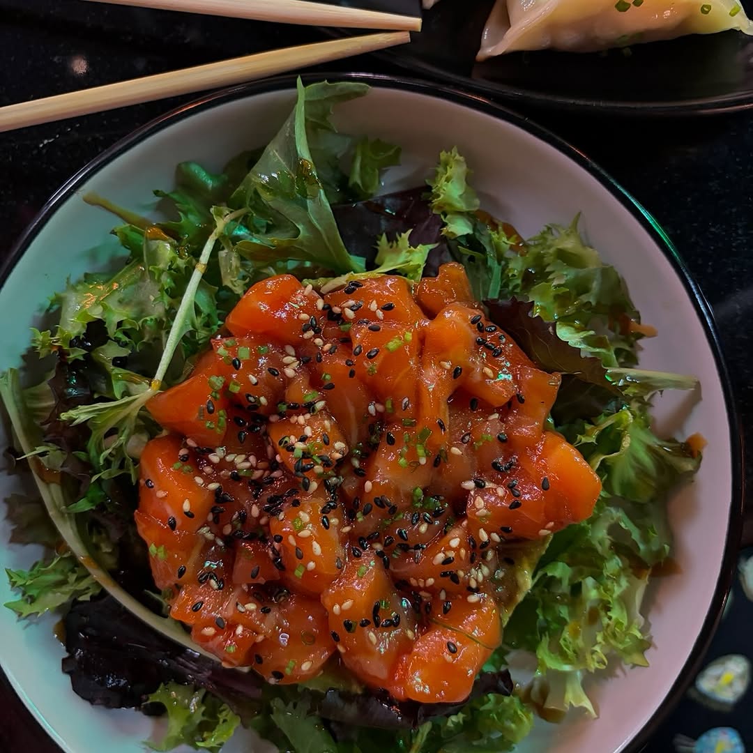 Fast food no.
Good Food Friendly Mood.
Tartar de salmón con base de aguacate, gyozas de langostino y mucho sabor en la