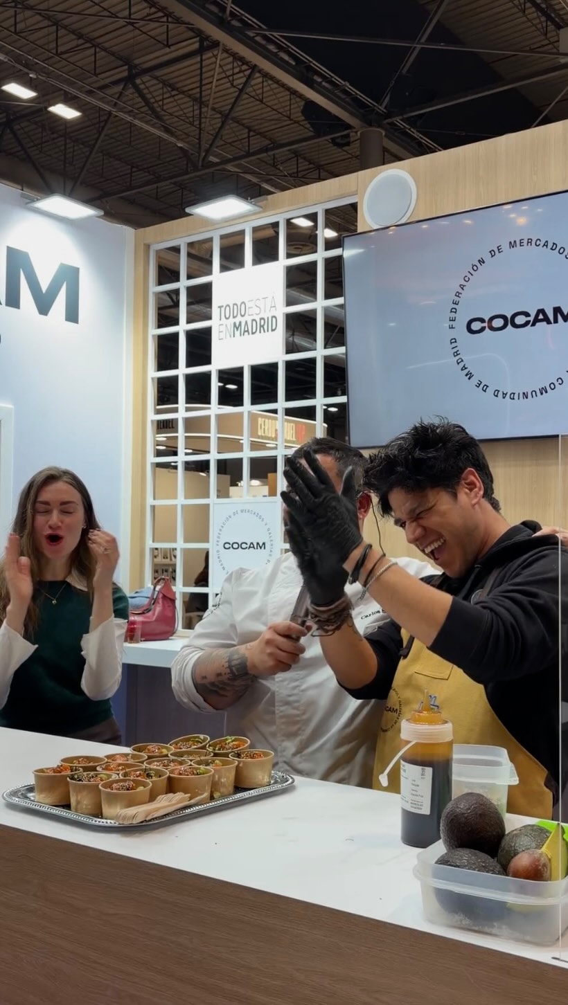 Hay algo especial en cocinar de cara al público.
Cuando el producto es real, no hace falta esconder nada:
cortamos, mez