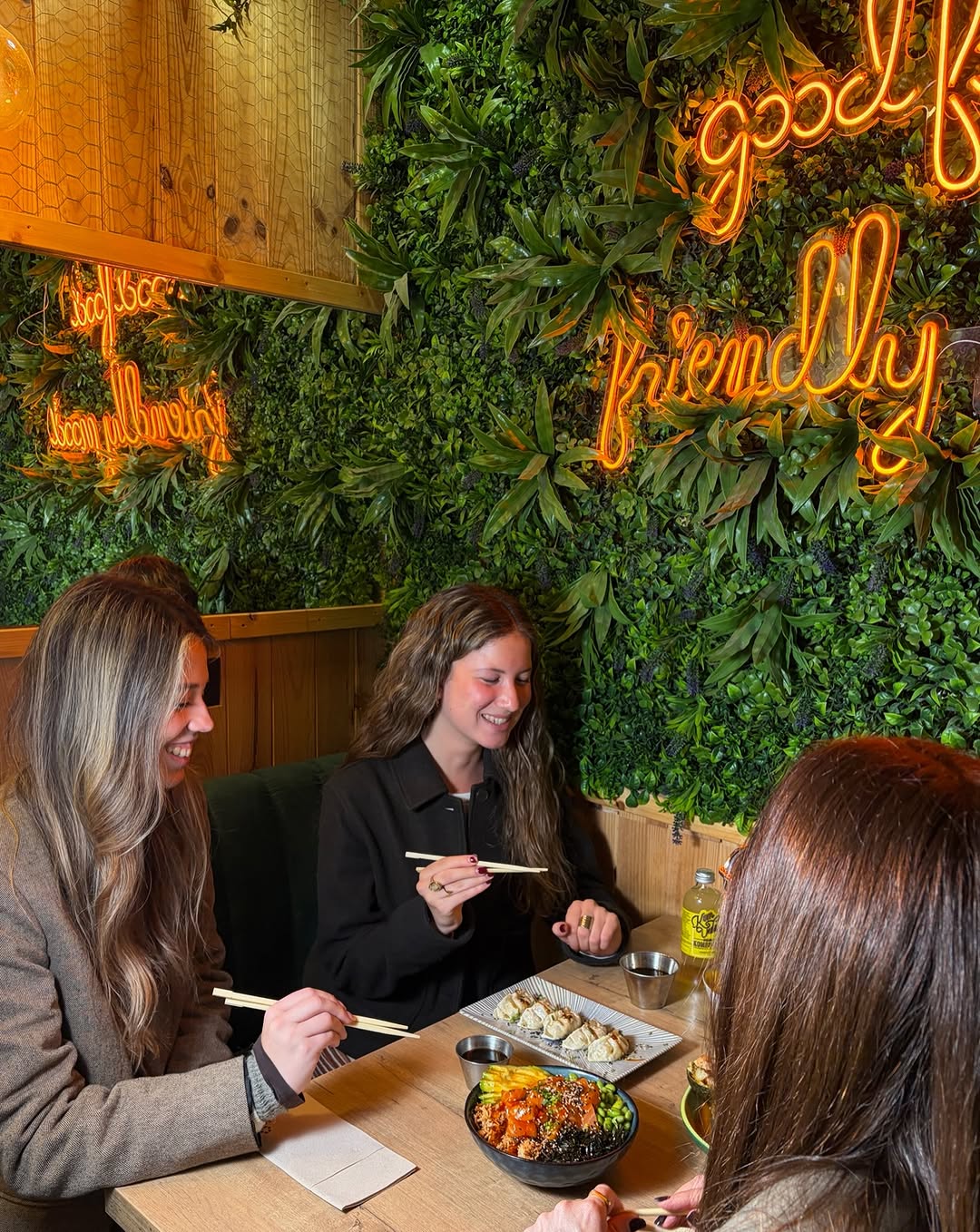 POV: quedas para “algo ligero”… y acabas así 🥢
entre risas, “prueba esto”,
y ese momento de no saber si dar el primer bo
