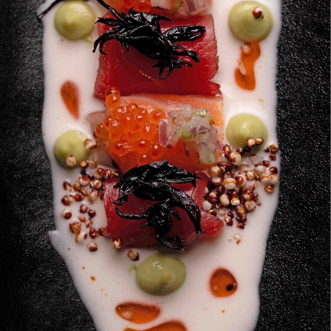 Un tiradito, cortes finos, una salsa que lo envuelve todo y ese balance entre acidez, intensidad y frescura que hace que