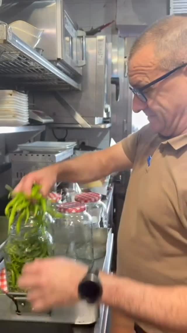 El verano ya llega oficialmente, pero en #Ponzano12 ya estamos mirando al otoño.
Encurtiendo piparras 🌶️ , para que a p