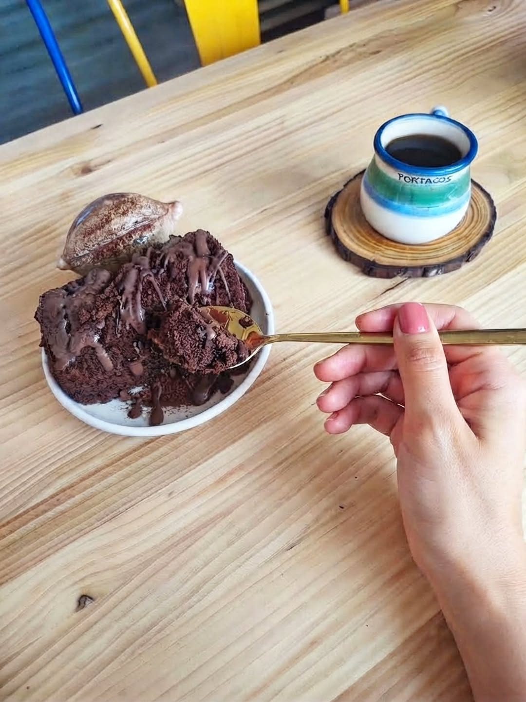 ✨ Bizcocho Triple Chocolate 🍫
El sueño cumplido de cualquier amante del cacao.
Nuestro bizcocho casero de chocolate, i