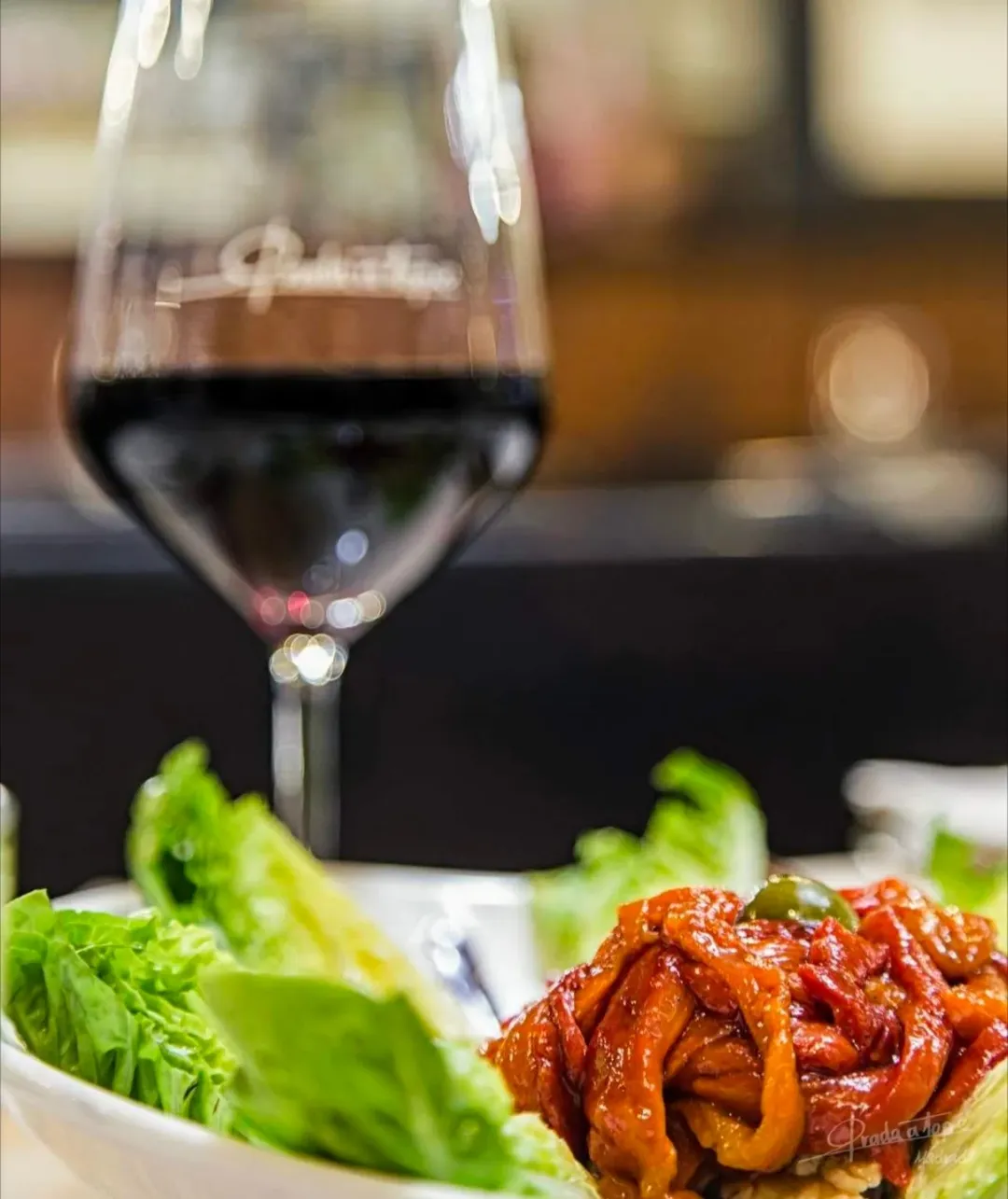 El rojo que más me gusta, el del vino y el de nuestros pimientos 

#pradaatopemadrid 
#pradaatope #comermadrid #cocinatr