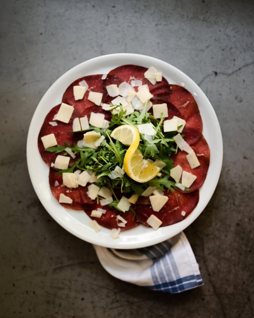 Nuestro carpaccio di bresaola, uno de los platos más ligeros y frescos de nuestra carta te espera para disfrutarlo hoy,
