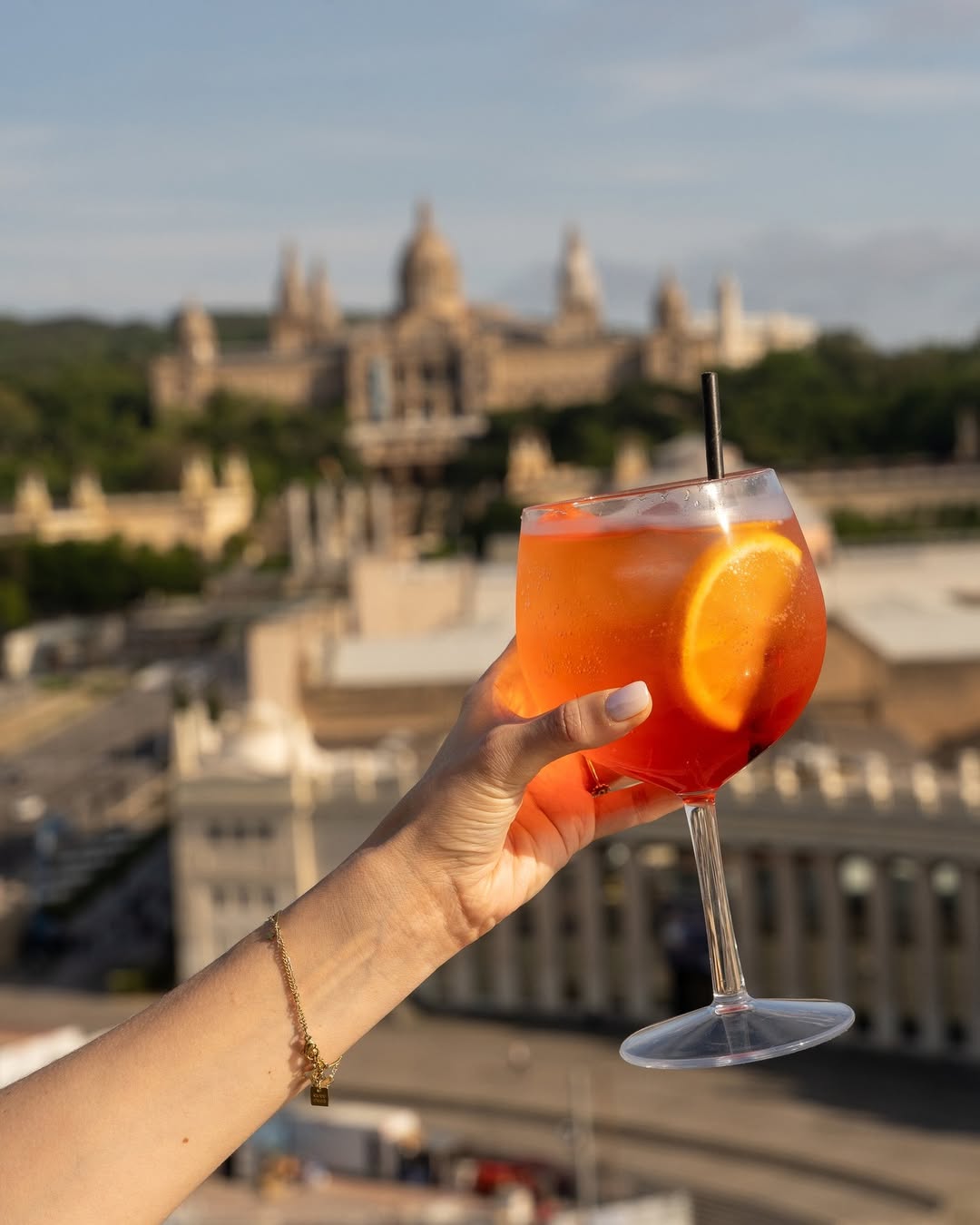 🌇 Muchas más tardes juntos por vivir.

🍹 Sube a @theclockterrace y mantén el 𝑚𝑜𝑑𝑜 𝑣𝑎𝑐𝑎𝑐𝑖𝑜𝑛𝑒𝑠 con un cóctel, algo para pi