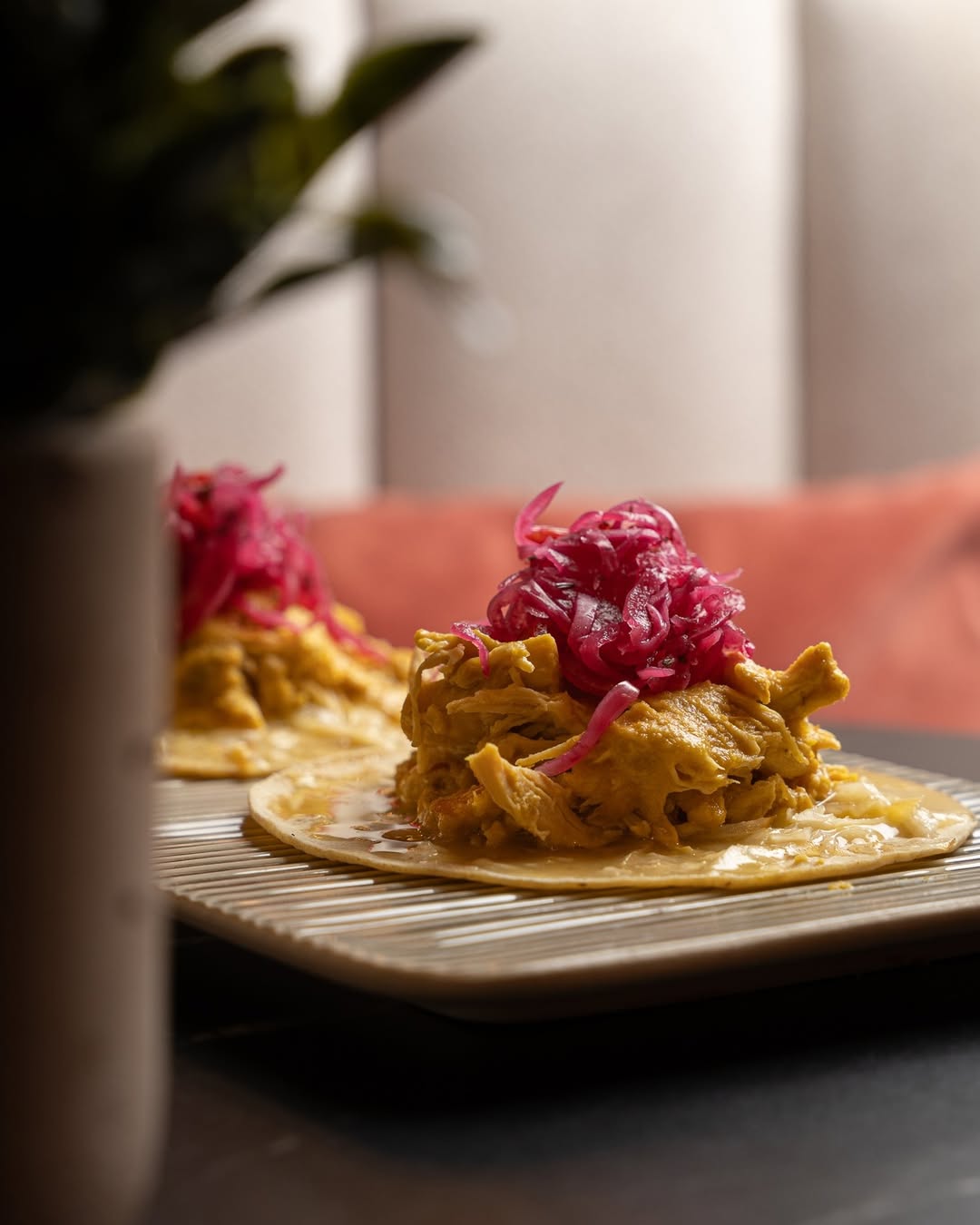 🌮 Dos pasaportes en un solo plato.

🍗 Un taco de pollo de corral en pepitoria con aroma de azafrán que cruza fronteras p