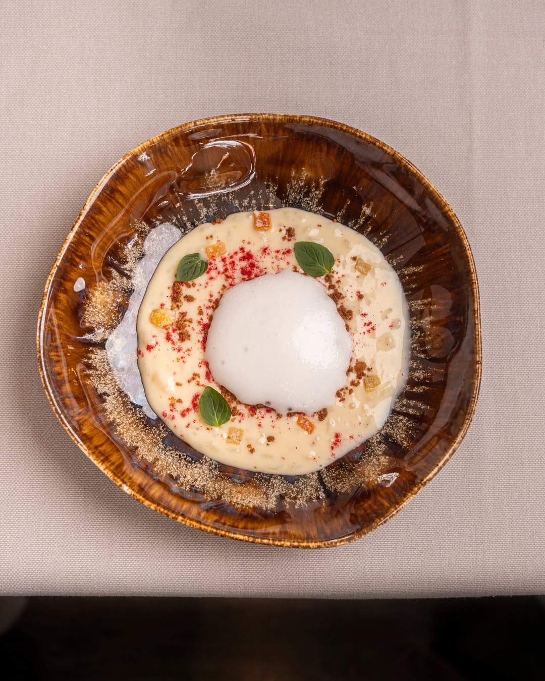 🍚 Si hay un sabor que nos vuelve locos, es el de este arroz con leche fresca a la vainilla, gominolas cítricas, crumble 