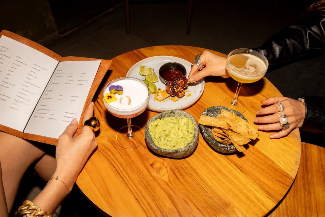 Para abrir el paladar: Tostada Pez Limón

Pez limón, emulsión ibérica y guacamole sobre una tostada crujiente. Fresca, e