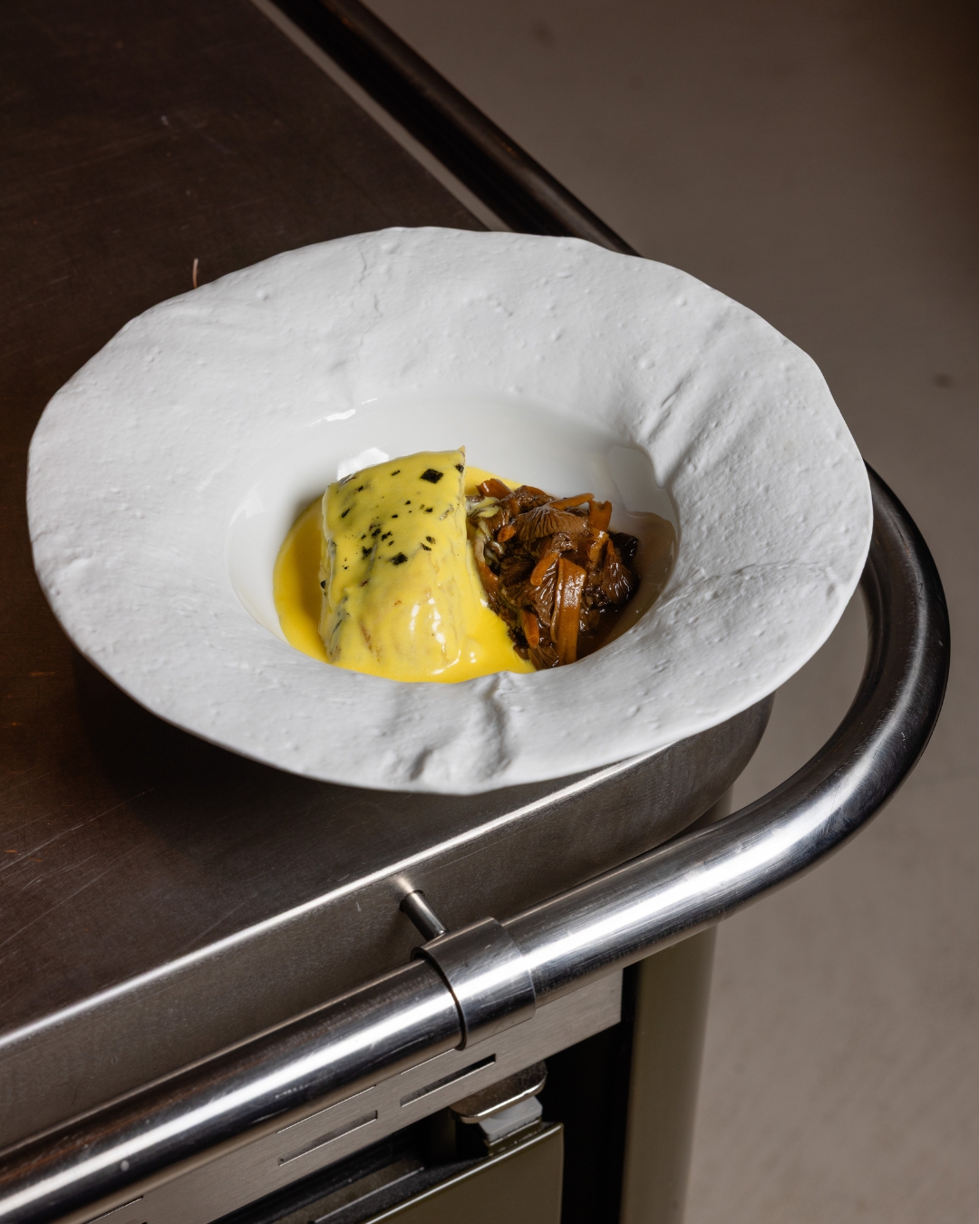 Merluza a la brasa, beurre blanc y ragú de setas.
El fuego hace lo justo. El producto hace el resto.