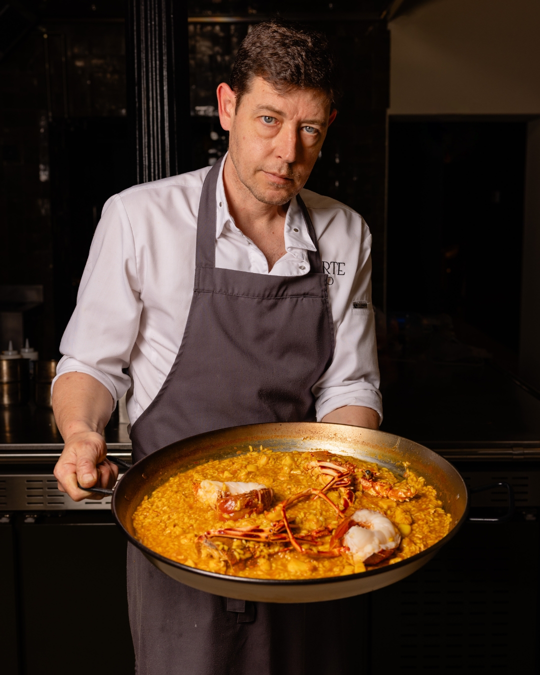 Hay arroces que definen una tierra. Este es uno de ellos: marisco limpio, sofrito con paciencia y un fondo que habla del