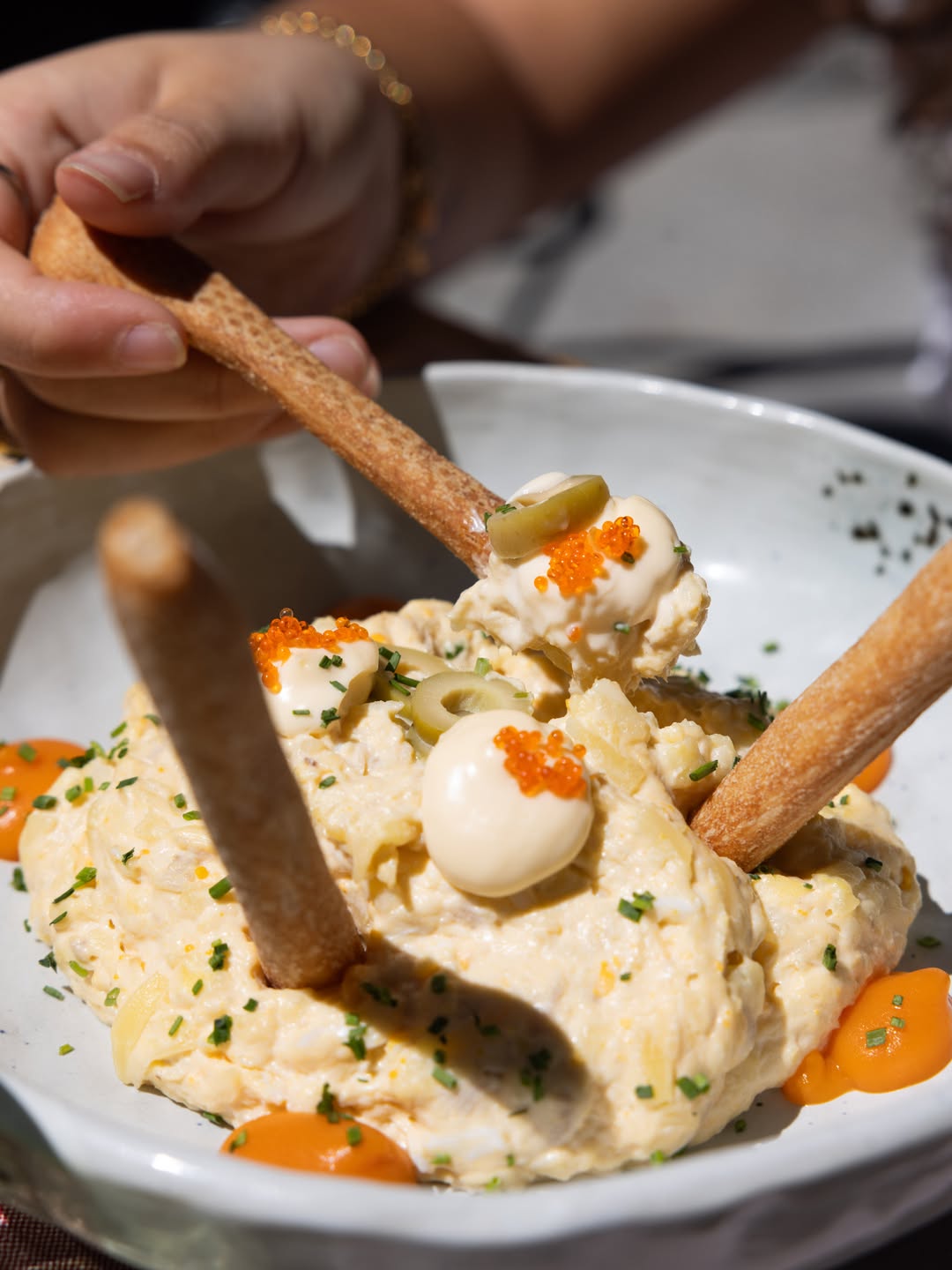 Hay un momento exacto en el que una ensaladilla deja de ser un entrante y se convierte en el motivo por el que vuelves.