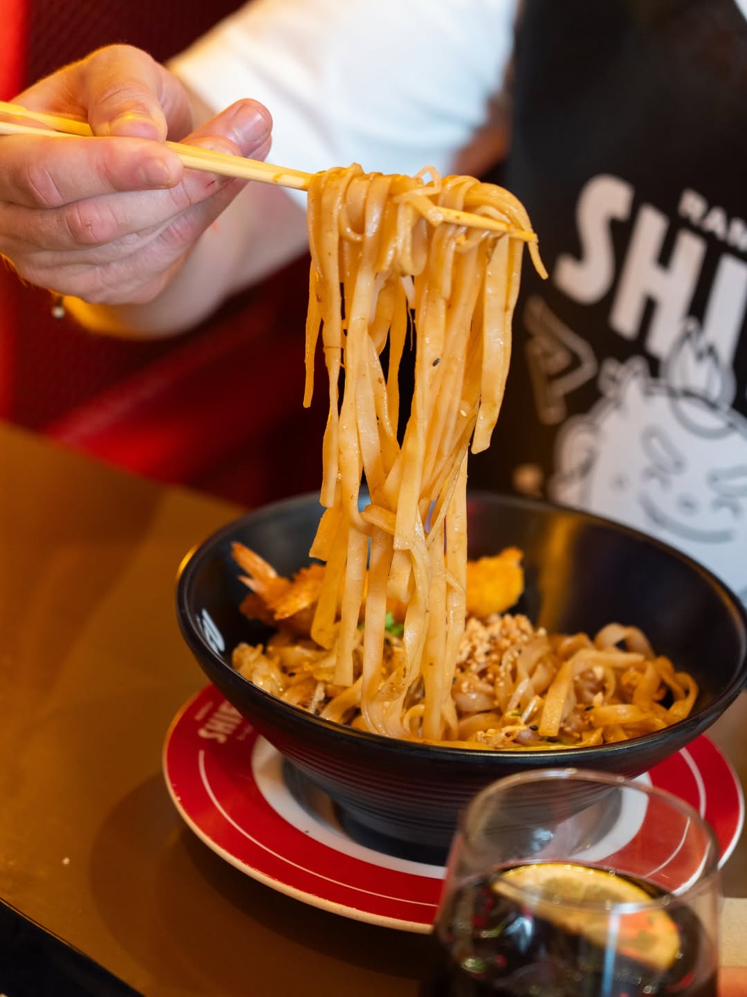 No sé tú, pero si me dan a elegir entre un Pad Thai Ebi de Ramen Shifu o ser entrenador Pokémon… Elijo las dos. Porque h