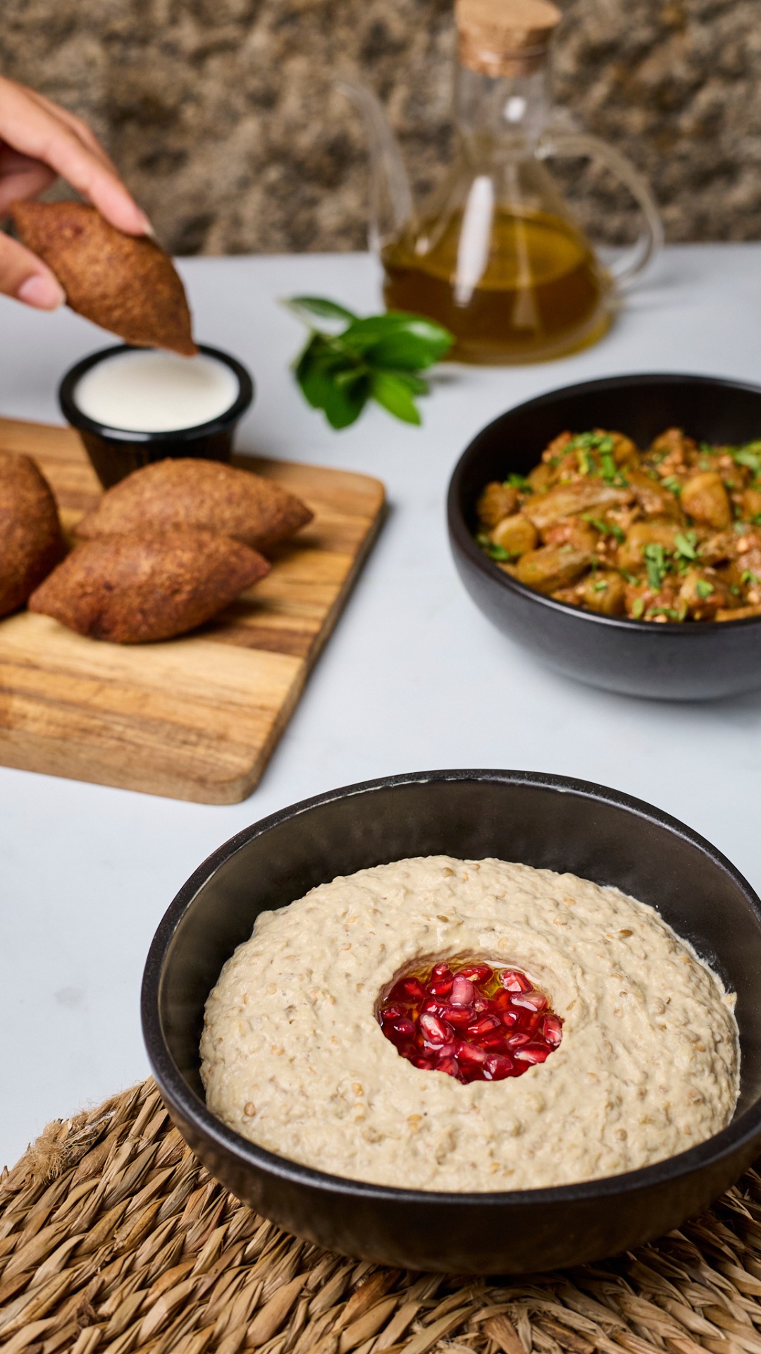 No son tapas.
No es un aperitivo.
🇱🇧 Es MEZZE.
Pequeños bocados, grandes sabores y una forma de compartir que tienes que