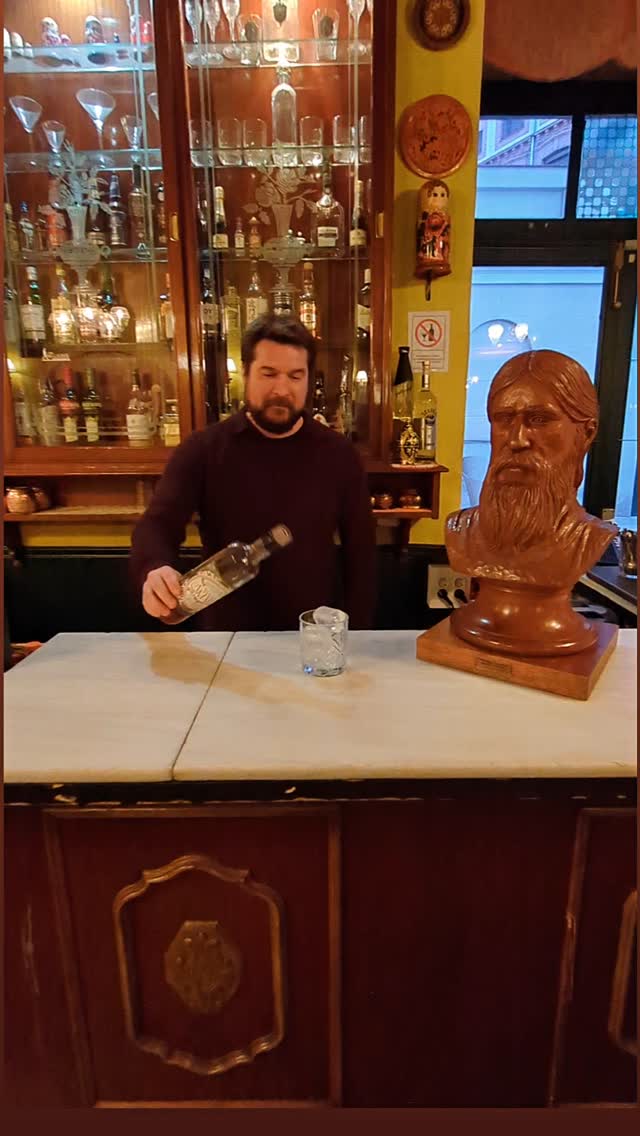 San Amaro con soda en el único restaurante Ruso que queda en Mádrid
@rasputinmadrid
#bitter
#sanamaro
#amargo