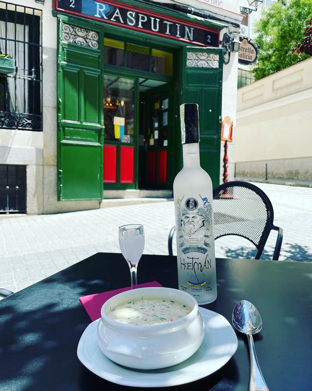 📷 ¡Presentamos los refrescantes sabores de Okroshka, la perfecta sopa fría para el verano! 🍲🌞 Elaborada con un toque de