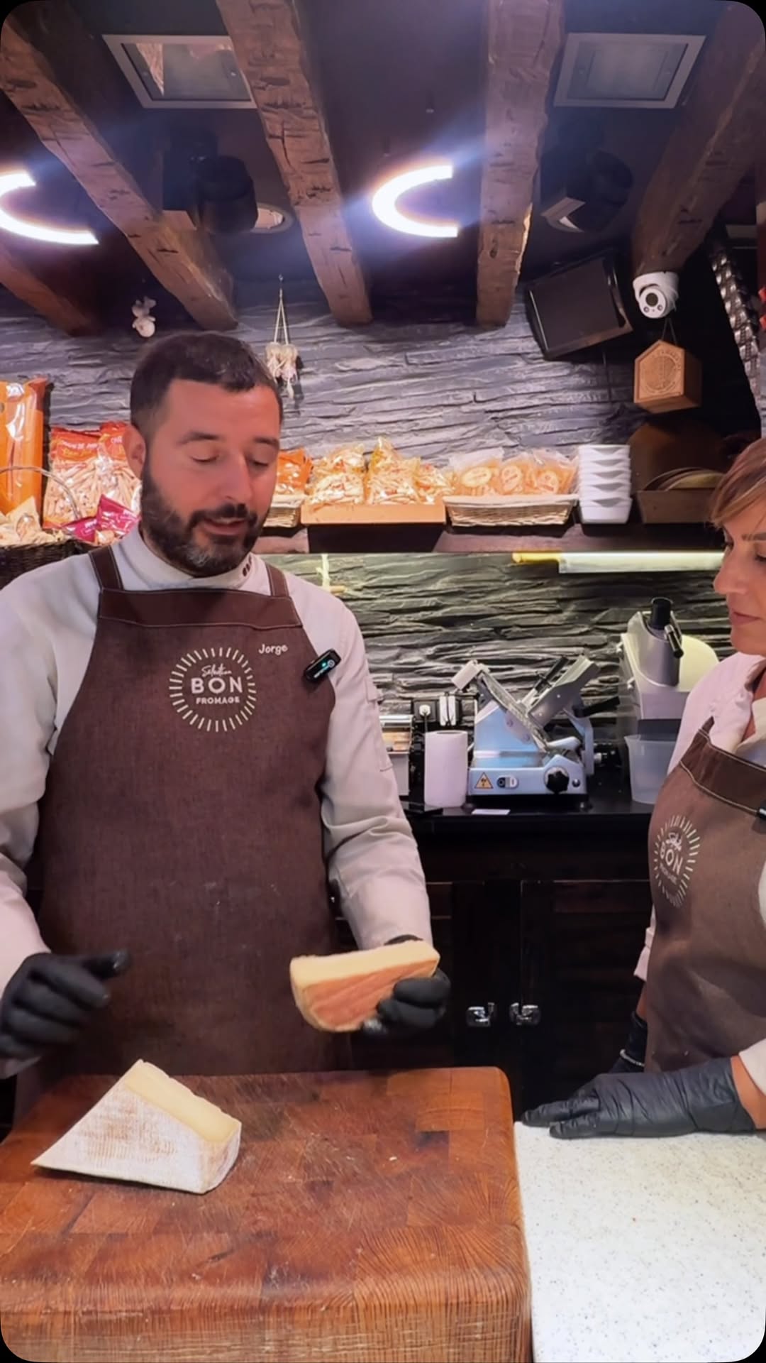 ¿Un queso que huele fuerte también sabe fuerte? 🧀👃
No siempre. Algunos quesos de corteza lavada con salmuera pueden ten