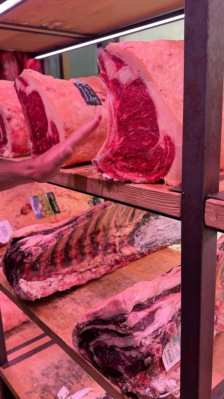 ¿Sabías que hay un sitio en Madrid donde en pleno septiembre estamos a solo 2 grados? ❄️🥩
Es nuestra cámara de maduraci
