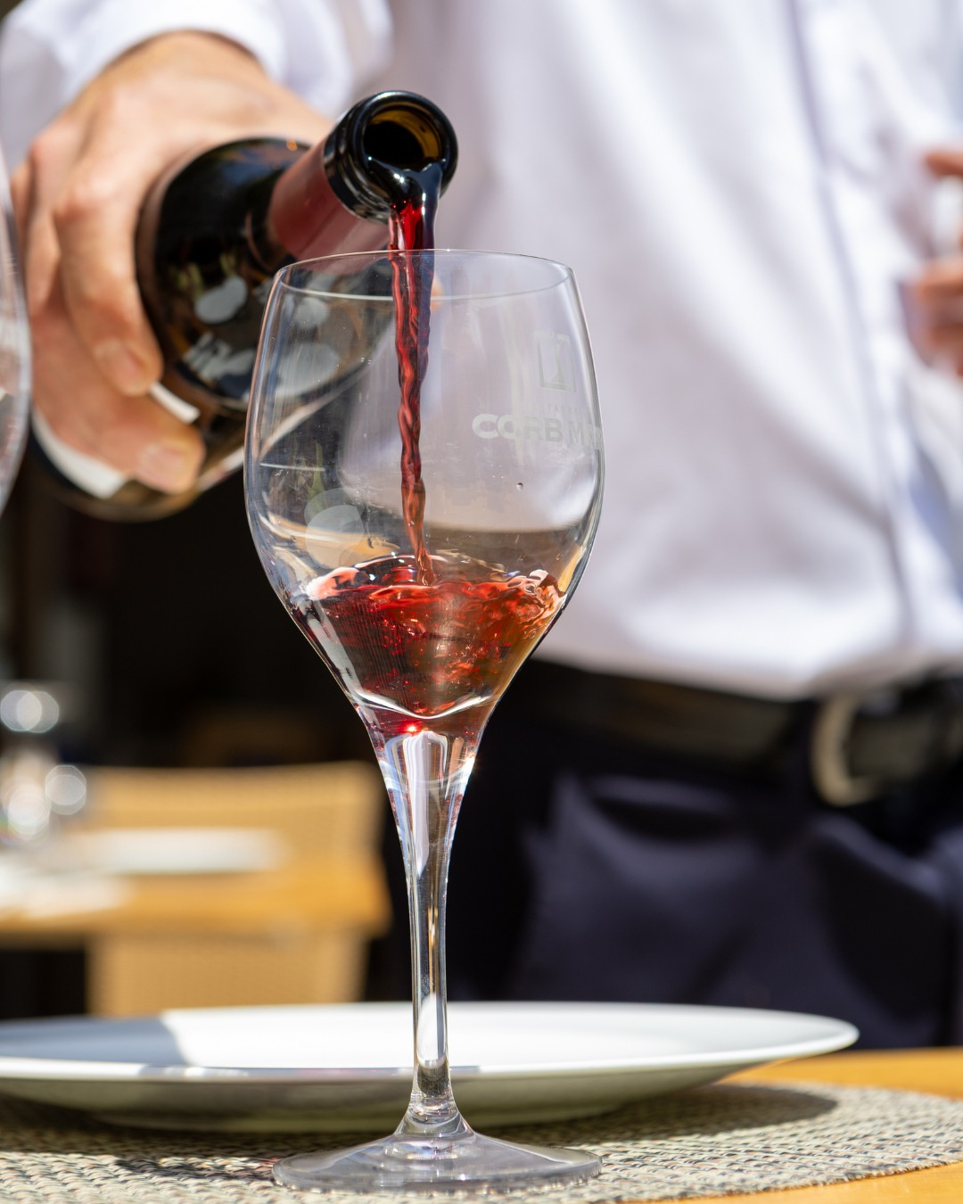 🌊🍷 El mar pone las vistas. Nosotros, el vino.
Solo falta que elijas con quién brindar.
Te esperamos en 📍 Corb Marí | Pue