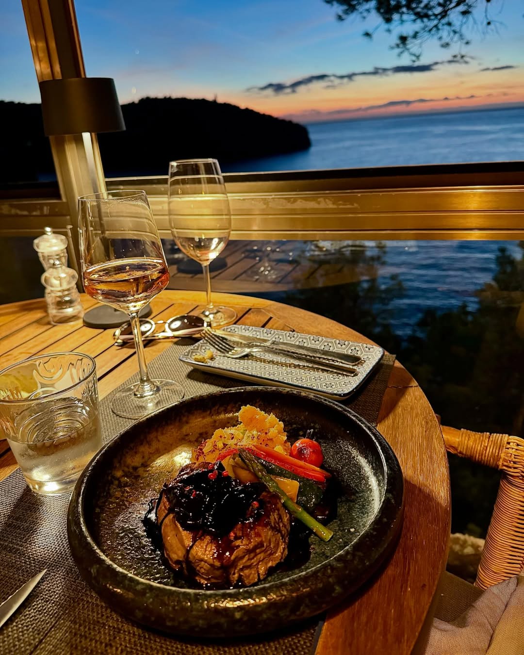 Last dinner, best dinner with the most amazing sunset views. We would find a a restaurant called Nautilus in Mallorca 😌

