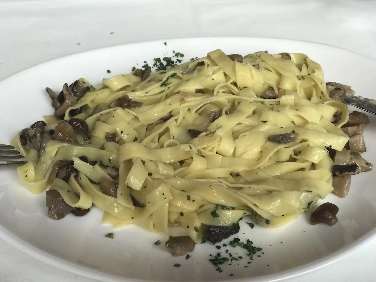 Tagliatelle with mushrooms at Cantonet
