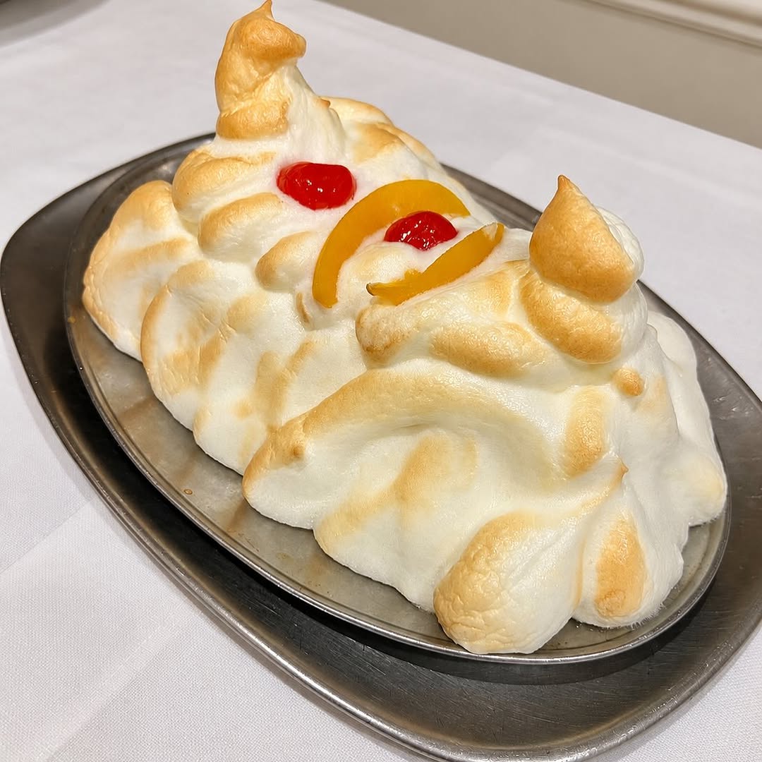 - SOUFFLÉ ALASKA -
Un clásico que sigue sorprendiendo: merengue tostado por fuera, suave y cremoso por dentro, con ese t