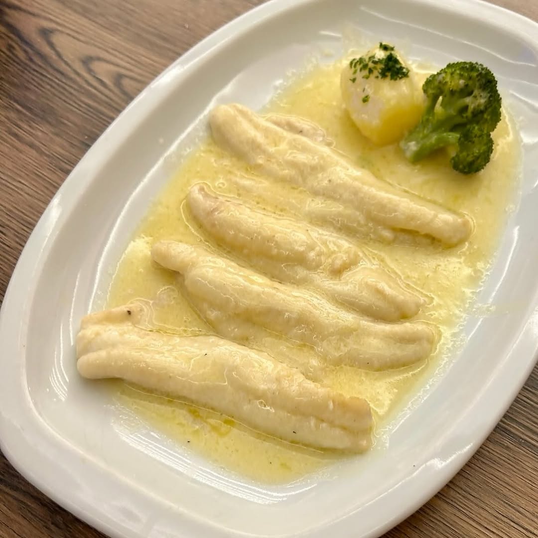- LENGUADO MEUNIERE -

Un clásico de nuestra cocina, preparado para disfrutar de todo el sabor de un buen pescado.

Disp