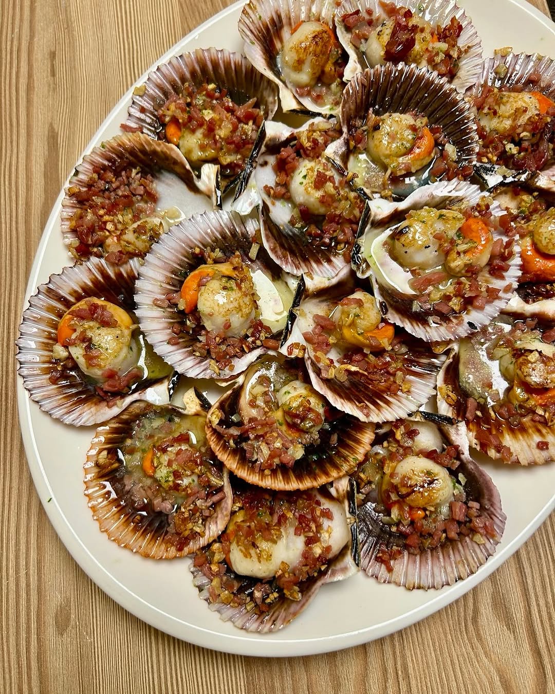 - ZAMBURIÑAS A LA GALLEGA -

Celebramos el Día de Santiago Apóstol con uno de los sabores más auténticos de Galicia. 🌊✨
