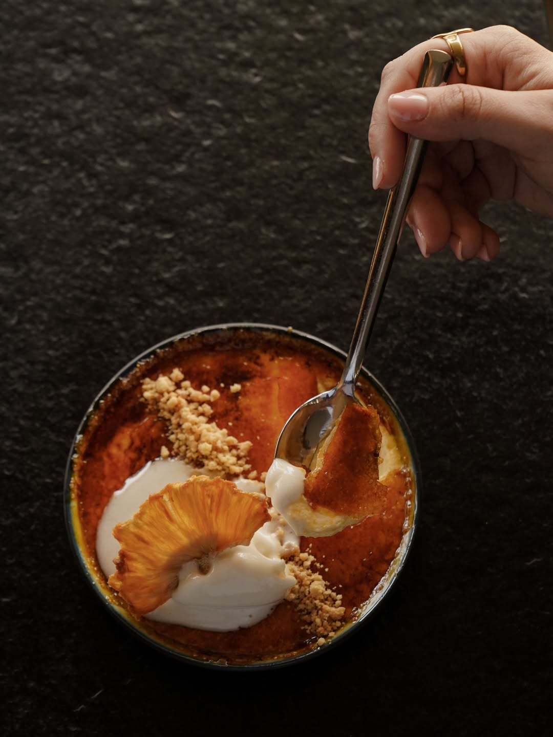El clásico francés con un giro asiático y tropical. 

Crème brûlée de jengibre y lemongrass con sorbete y crujiente de p