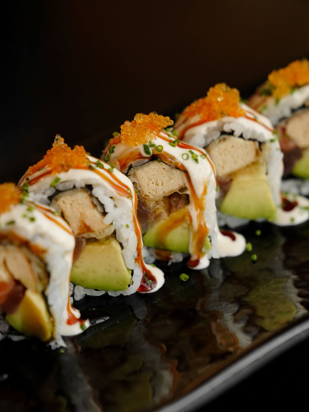 El Neptuno roll reúne en un solo bocado todo lo que define la cocina de Katagi Blau: técnica, contraste y mucho sabor.
-