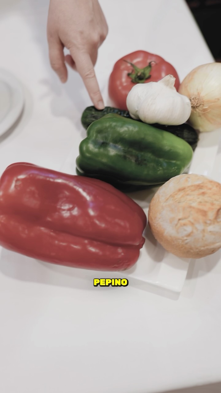 ☀️🥣 Cuando aprieta el calor, hay un plato que nunca falla: el gazpacho andaluz.

Fresco, ligero y lleno de sabor, es una