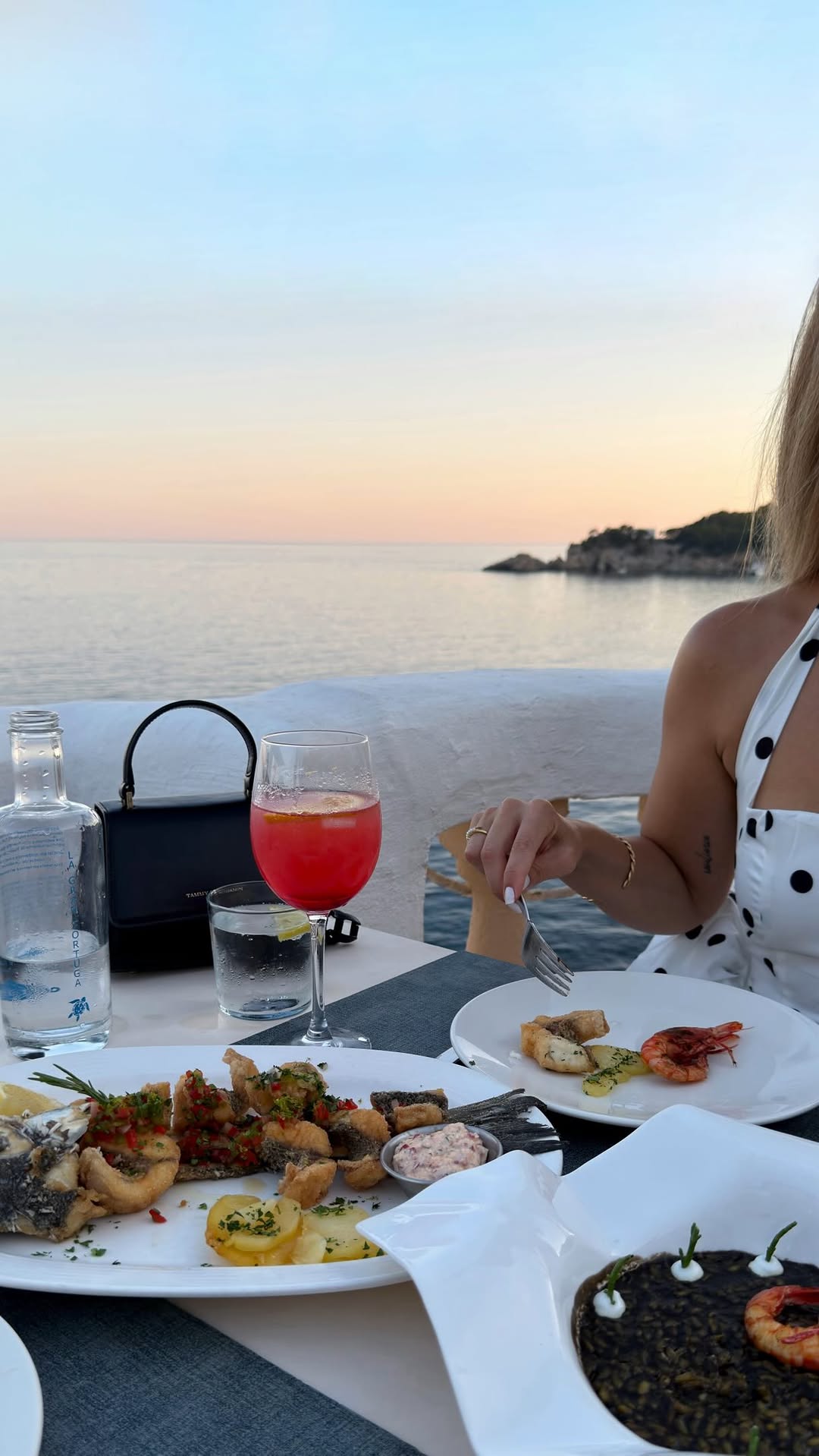 where the sea breeze is a part of menu 

📍Restaurante La Gran Tortuga, Mallorca || @rtelagrantortuga