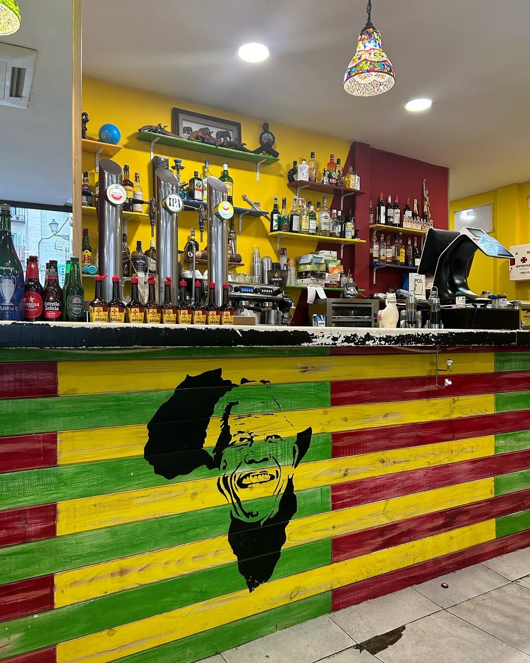 Mandela 100
Estamos ubicados en el centro de Madrid y también ofrecemos el servicio de comida a domicilio a través de U