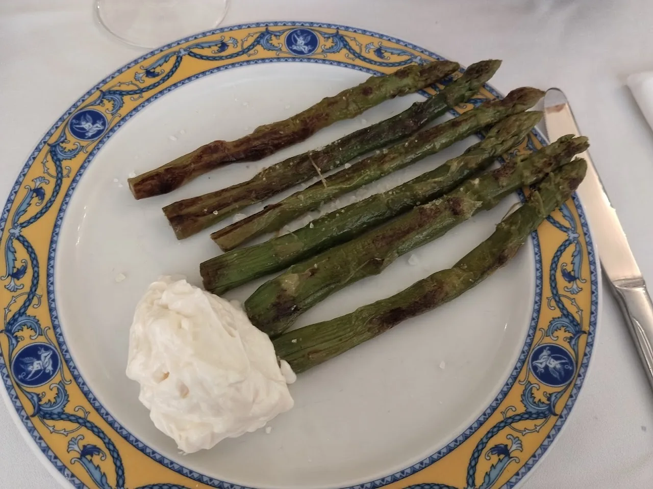 Grilled asparagus spears with a garlic aioli