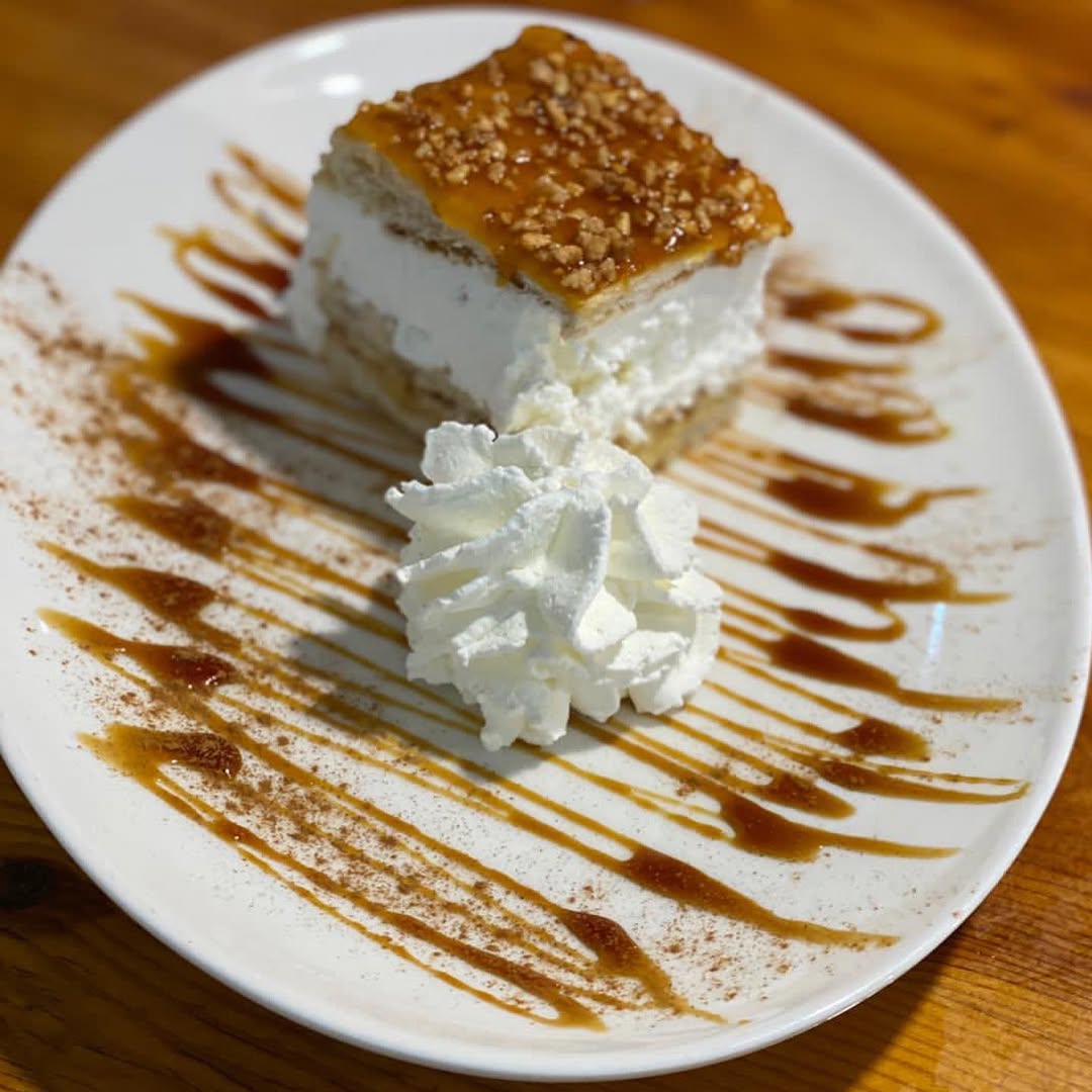 Locura por un buen postre casero... 1. Tarta milhojas con nata y yema tostada // 2. Filloas con crema // 3. Brownie de c