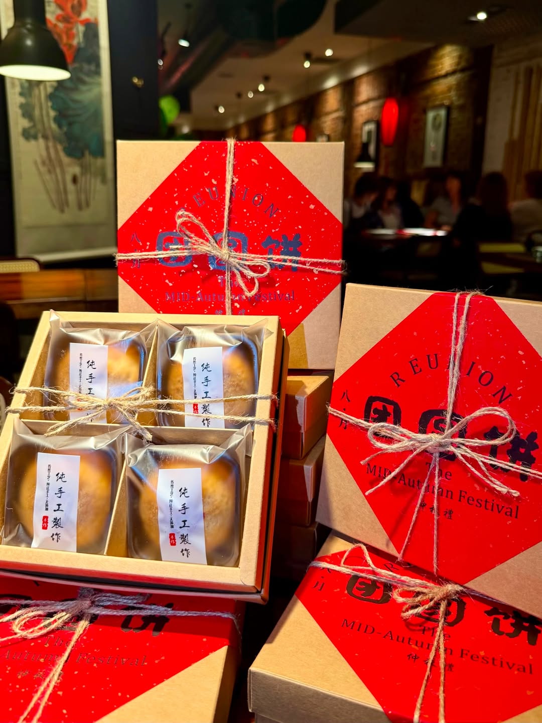 🥮 ¡Ya están aquí nuestros mooncakes artesanales!
✨ Mooncake artesanal de hojaldre con jamón y miel
Crujiente por fuera